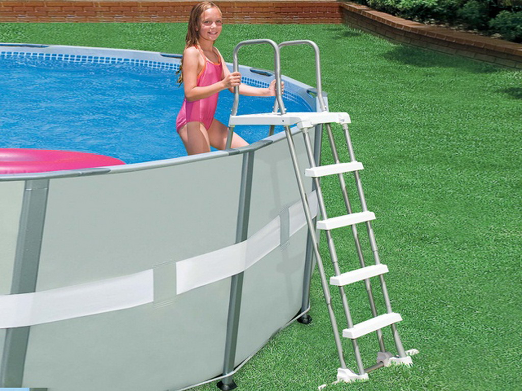 Echelle de securite a plateforme Intex SECURIT pour piscine hors-sol d'une hauteur de 132cm