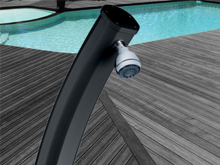 Image Douche solaire aluminium Formidra JOLLY CURVED avec mitigeur coloris anthracite