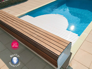 Image Volet automatique hors d'eau Abriblue BANC CLASSIC banc blanc lames PVC blanches pour piscine 5x10m sans escalier