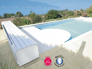 Image Volet automatique hors d'eau Abriblue BANC SOLAR ENERGY banc blanc lames PVC blanches pour piscine 4x8m sans escalier