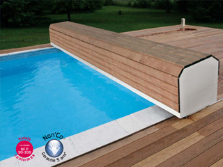Image Volet automatique Abriblue BANC SURF SYSTEM version filaire banc blanc lames PVC blanches pour piscine 5x10m sans escalier
