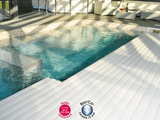 Image Volet automatique de securite immerge Abriblue IMM'BOX lames et caillebotis PVC blanc pour piscine 6x12m avec escalier Ø