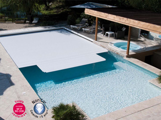 Image Volet automatique de securite immerge Abriblue VEESIO lames et caillebotis PVC blanc pour piscine 5x10m avec escalier Ø