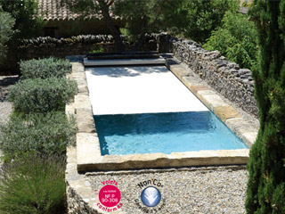 Image Volet automatique de securite immerge Abriblue IMM'AX lames et caillebotis PVC blanc pour piscine 6x12m avec escalier Ø