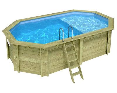 Image Piscine bois Altanka NEMO octogonale allongee avec plage 5,79 x 3,49m H 1,45m, liner bleu ancrage beton