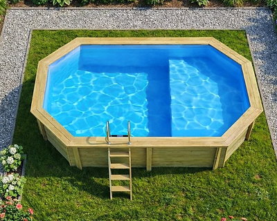 Image Piscine bois Altanka NEMO octogonale allongee avec plage 5,79 x 3,49m H 1,45m liner bleu, pose sur dalle