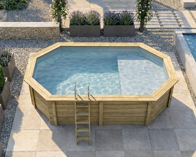 Image Piscine bois Altanka NEMO octogonale allongee avec plage 5,79 x 3,49m H 1,45m liner gris, pose sur dalle