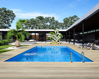 Image Piscine bois Altanka AQUA rectangulaire 8,5 x 4,35m H 1,45m liner bleu, pose sur dalle