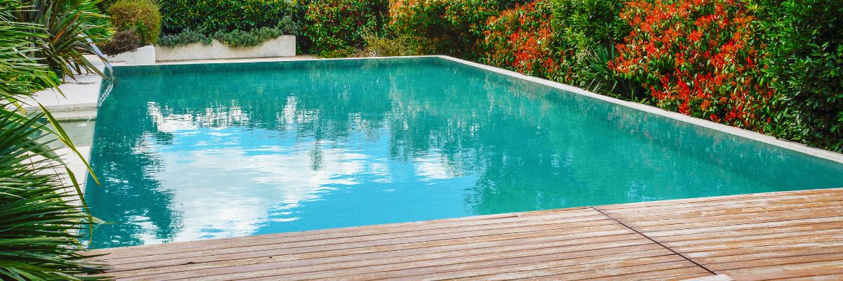 Eau de piscine laiteuse : causes, solutions et précautions