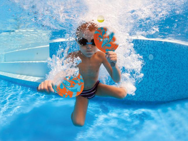 Une piscine gonflable pour les enfants : des séances de jeux aquatiques